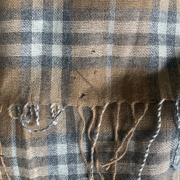 BURBERRY LONDON SEMI-SHEER Large 32” x 83” CHECK WRAP / SCARF, 100% cashmere - Picture 11 of 13